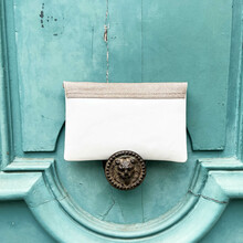 Pochette en cuir lisse blanc et fine paillette or blond
