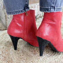 Bottine imprimé reptile rouge