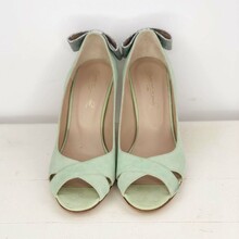 Escarpin brides croisées en velours menthe et fines paillettes argent