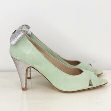 Escarpin brides croisées en velours menthe et fines paillettes argent
