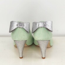 Escarpin brides croisées en velours menthe et fines paillettes argent