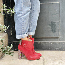 bottine à talons rouge et glitter multicolore