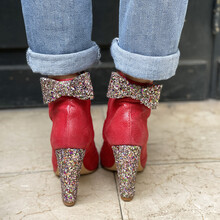 bottine à talons rouge et glitter multicolore