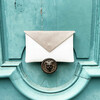 Pochette en cuir lisse blanc et fine paillette or blond